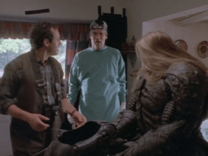 Buzzy, having lost credibility in the journalistic world, makes fake stories for tabloids with the help of his niece, Anna