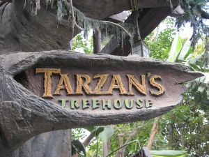 1280px-Disneyland-TarzansTreehouse-sign