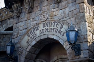 Snow_White's_Scary_Adventures_Entrance